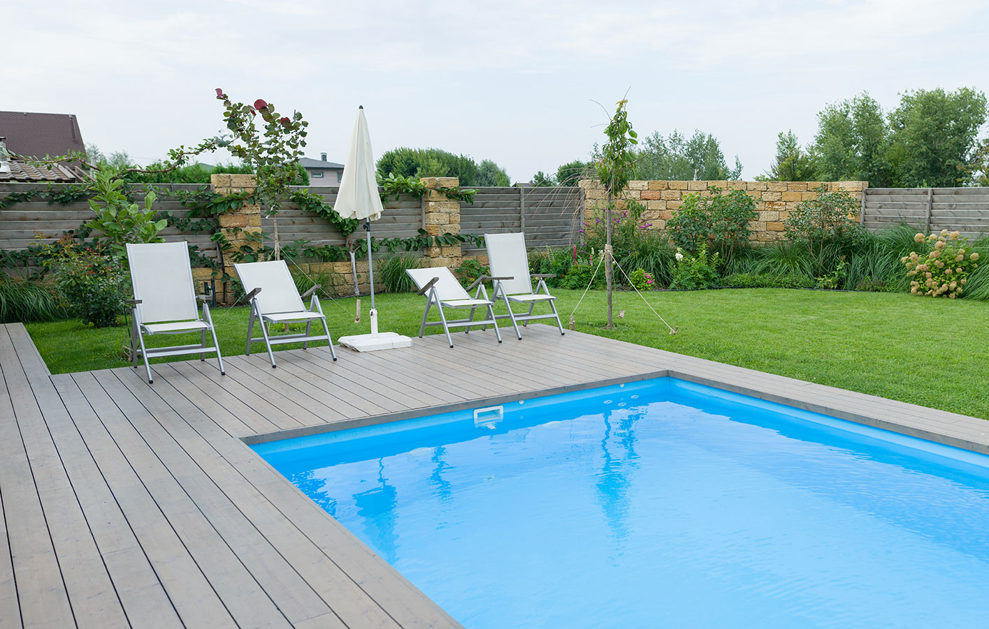 Gartenaufnahme mit einem Pool und WPC-Terrassendielen